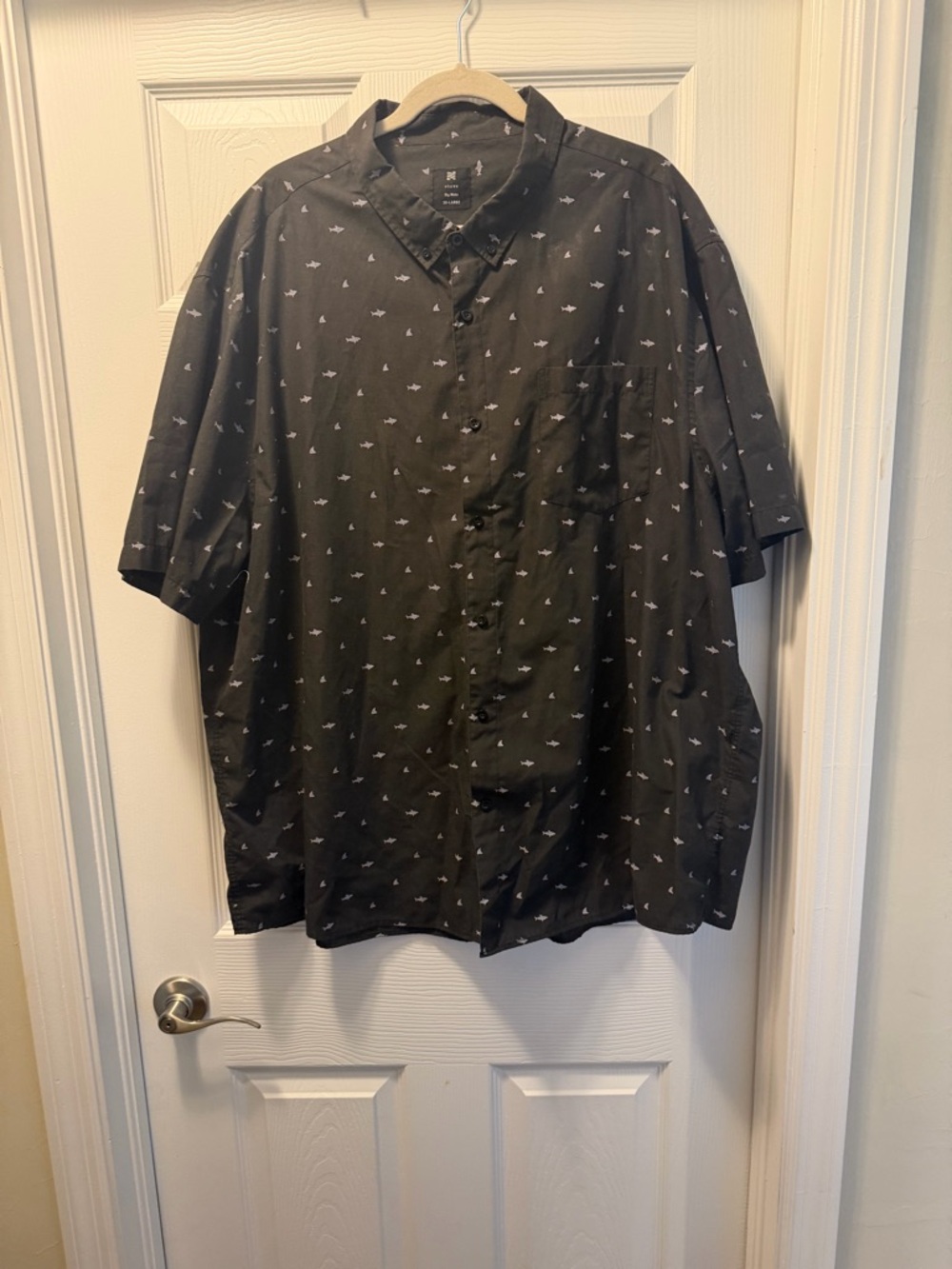 Men's Short-Sleeve Button-Up Shirt - Black shark and Fin Print